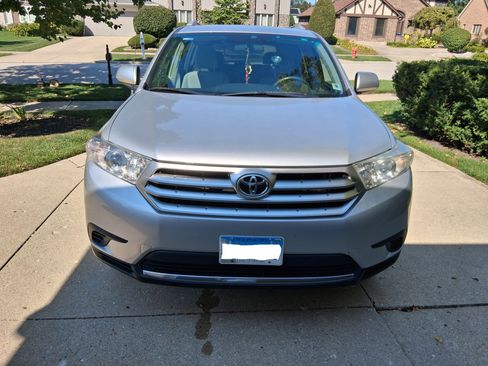 Used 2012 Toyota Highlander SE w/ Tow Pkg image 4
