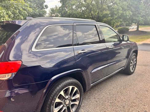 Used 2018 Jeep Grand Cherokee Overland AWD/4WD image 8