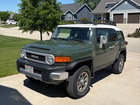 Used 2013 Toyota FJ Cruiser 4WD w/ Convenience Pkg image 2