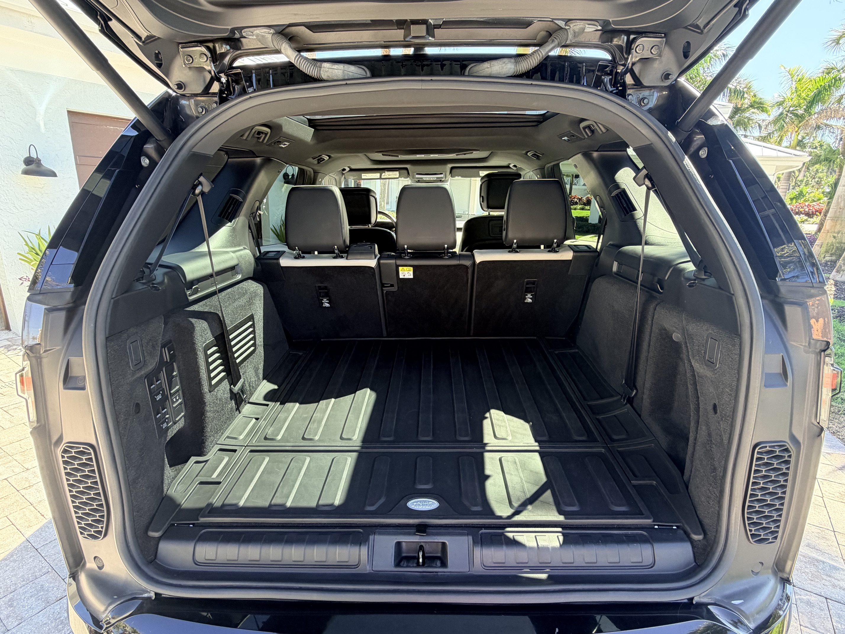 Used 2022 Land Rover Discovery S R-Dynamic AWD/4WD image 10
