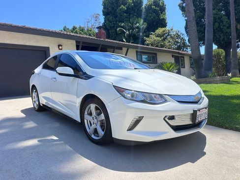 Used 2017 Chevrolet Volt LT FWD image 1
