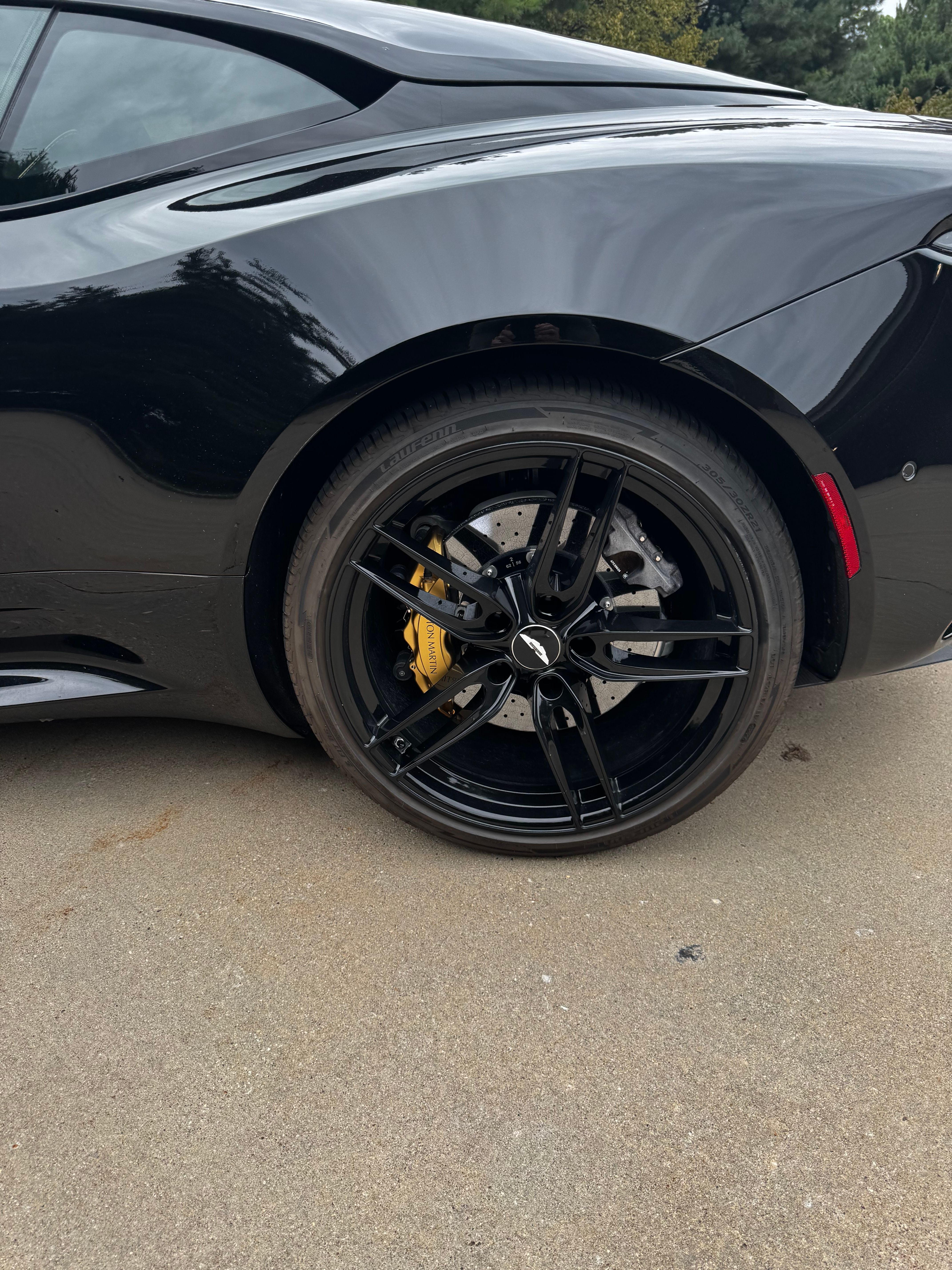 Used 2022 Aston Martin DBS Superleggera RWD image 8