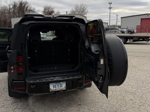Used 2023 Land Rover Defender 130 X-Dynamic SE image 11