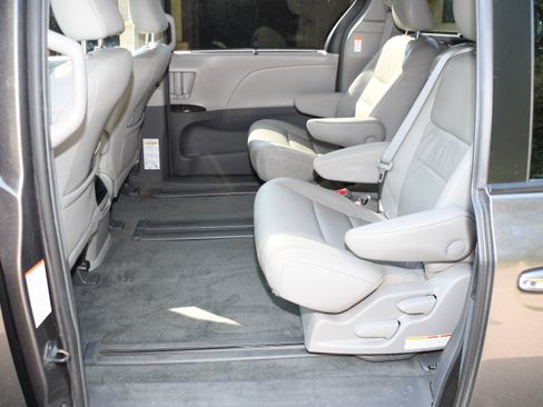 Used 2015 Toyota Sienna XLE FWD image 20