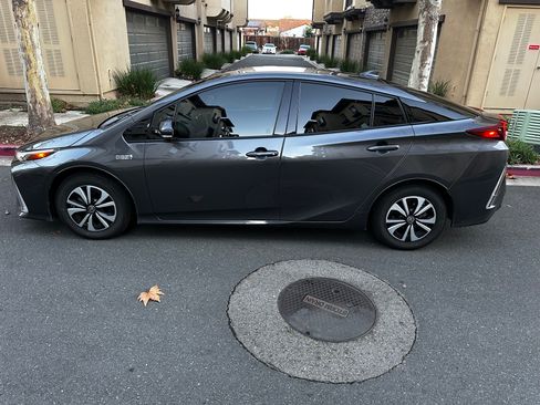 Used 2018 Toyota Prius Prime Premium image 11
