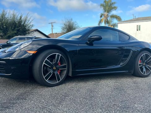 Used 2020 Porsche 718 Cayman S RWD image 2