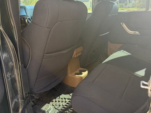 Used 2011 Jeep Wrangler Unlimited Sahara w/ Connectivity Group AWD/4WD image 18
