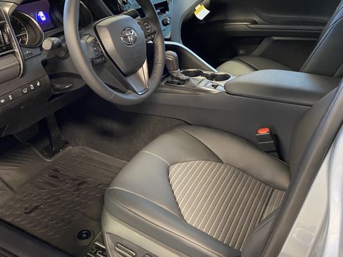 Used 2022 Toyota Camry SE image 4