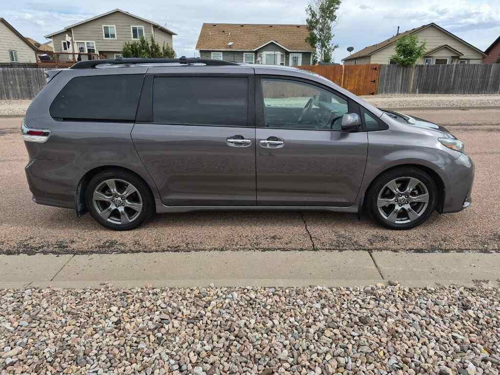 Used 2020 Toyota Sienna SE FWD image 4