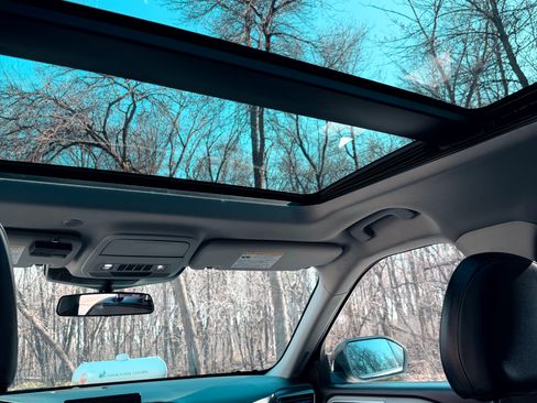 Used 2022 Ford Explorer XLT w/ Equipment Group 202A image 9