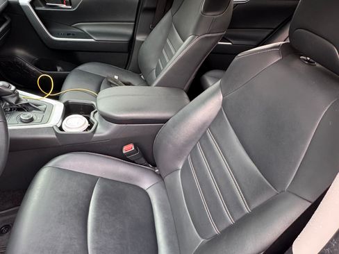 Used 2022 Toyota RAV4 XLE Premium image 12