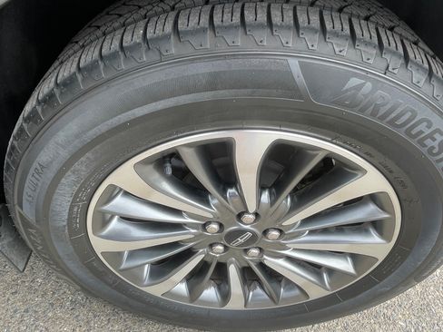Used 2022 Lincoln Nautilus FWD w/ Premium Package image 12