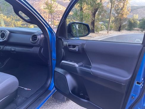 Used 2017 Toyota Tacoma TRD Sport RWD image 9