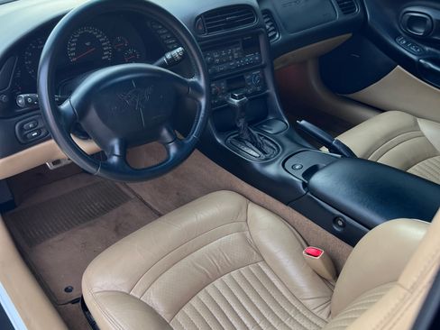 Used 1998 Chevrolet Corvette Coupe w/ Roof Pkg image 8