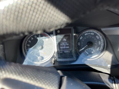 Used 2022 Toyota Tacoma TRD Off-Road image 4