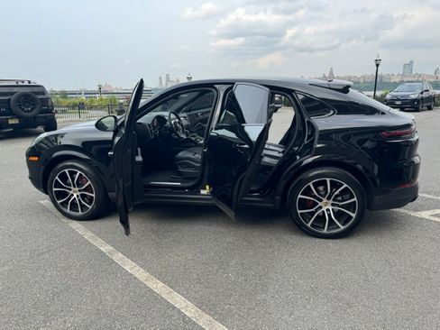 Used 2022 Porsche Cayenne Coupe AWD/4WD image 6