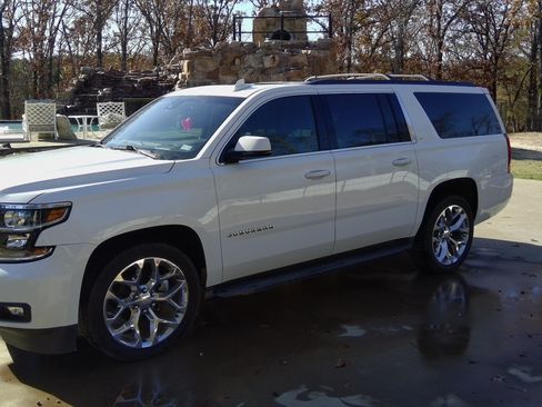Used 2019 Chevrolet Suburban LT image 1