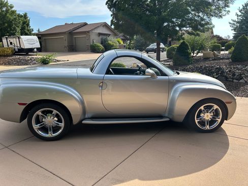 Used 2005 Chevrolet SSR w/ Preferred Equipment Group RWD image 2