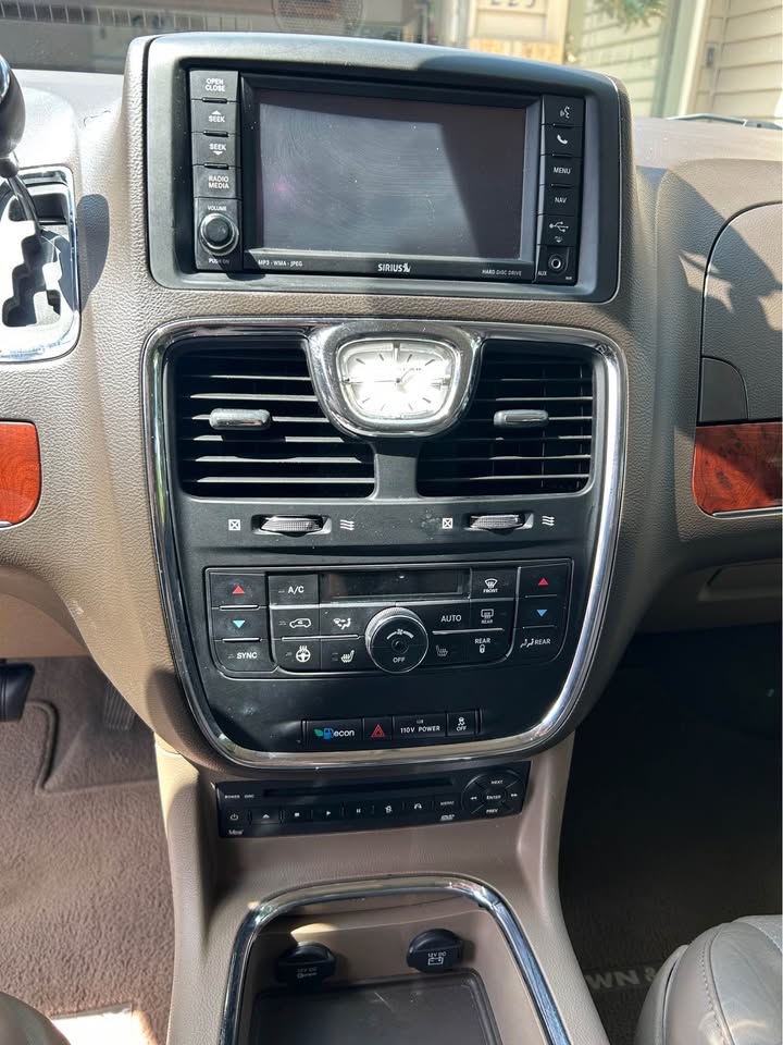 Used 2012 Chrysler Town & Country Limited FWD image 9