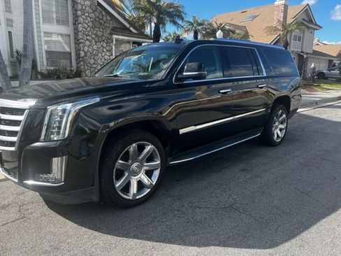 Used 2018 Cadillac Escalade ESV Luxury image 1
