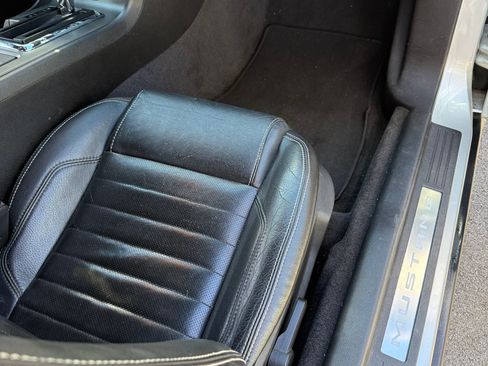 Used 2010 Ford Mustang Convertible RWD image 6