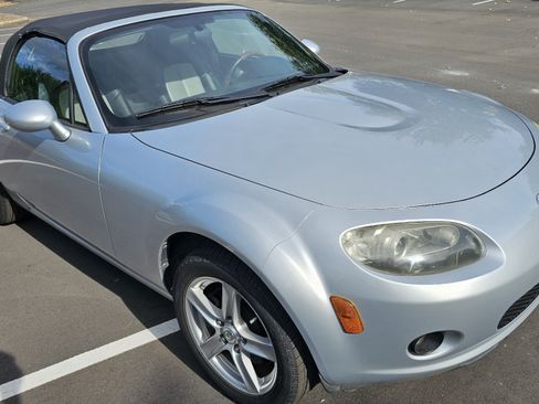 Used 2006 MAZDA MX-5 Miata Convertible 2D image 2