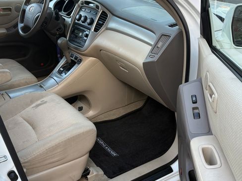 Used 2005 Toyota Highlander 2WD V6 w/ 3rd Row image 13