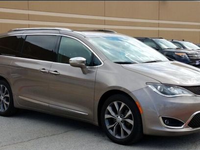 Used 2018 Chrysler Pacifica Limited w/ Tire & Wheel Group