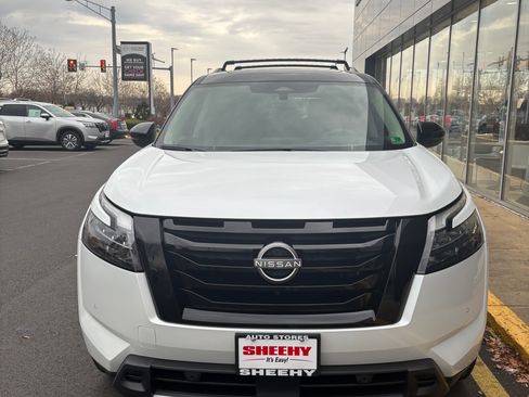 Used 2025 Nissan Pathfinder Platinum w/ Black Appearance Package AWD/4WD image 4
