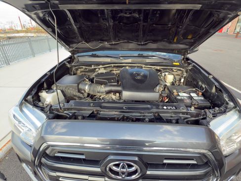 Used 2016 Toyota Tacoma Limited image 14