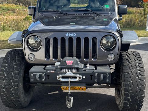 Used 2014 Jeep Wrangler Unlimited Rubicon w/ Max Tow Package image 6