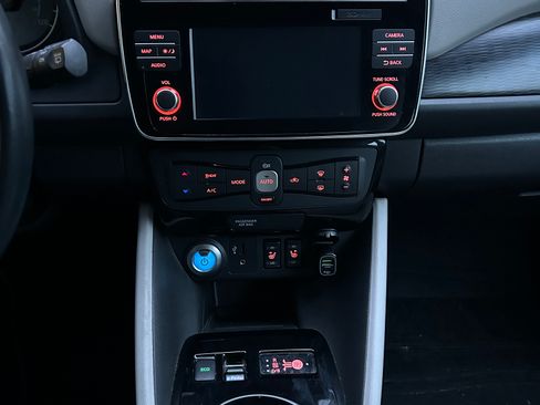 Used 2018 Nissan Leaf SL w/ SL Technology Package FWD image 12