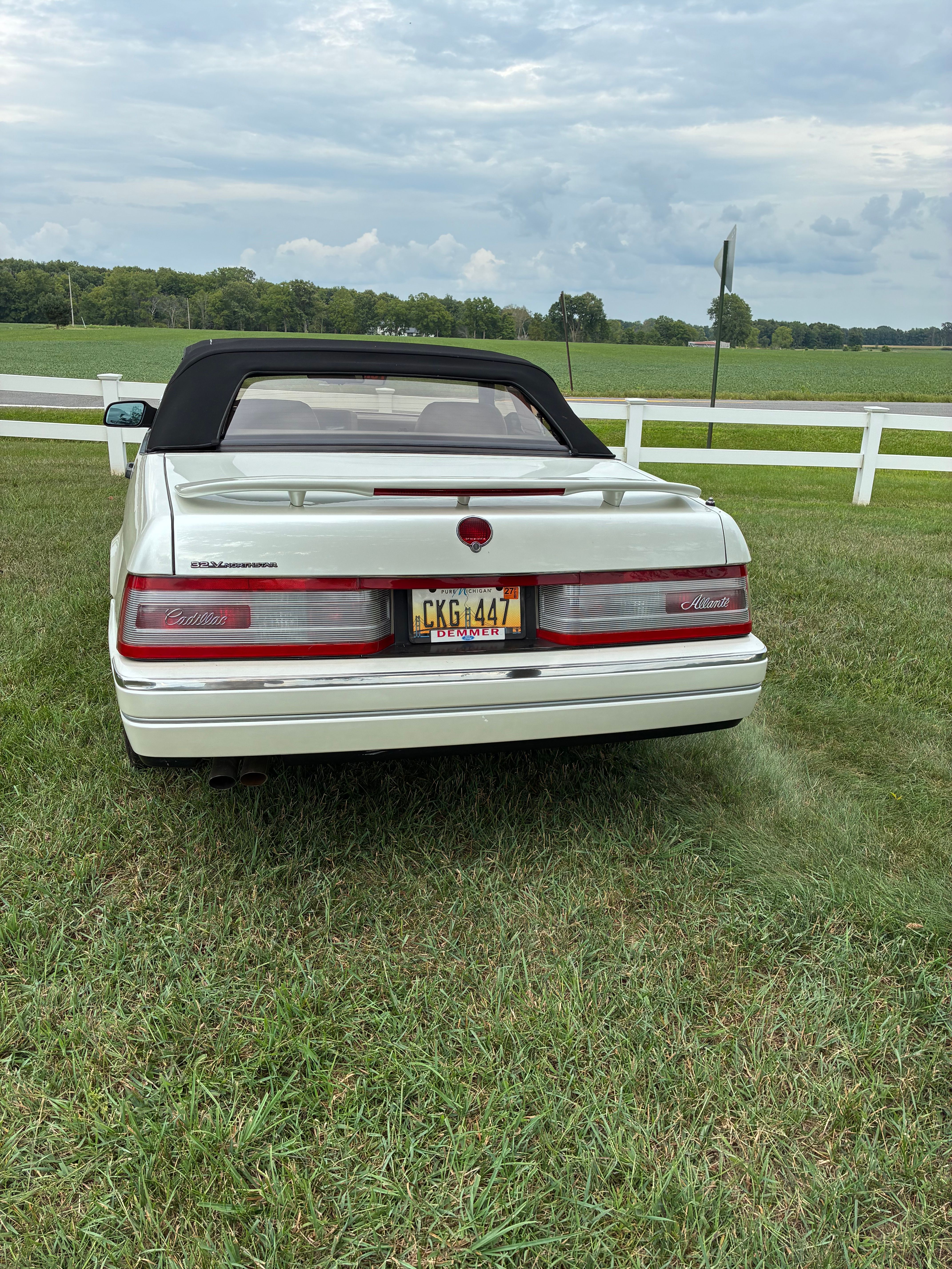 Used 1993 Cadillac Allante FWD image 2