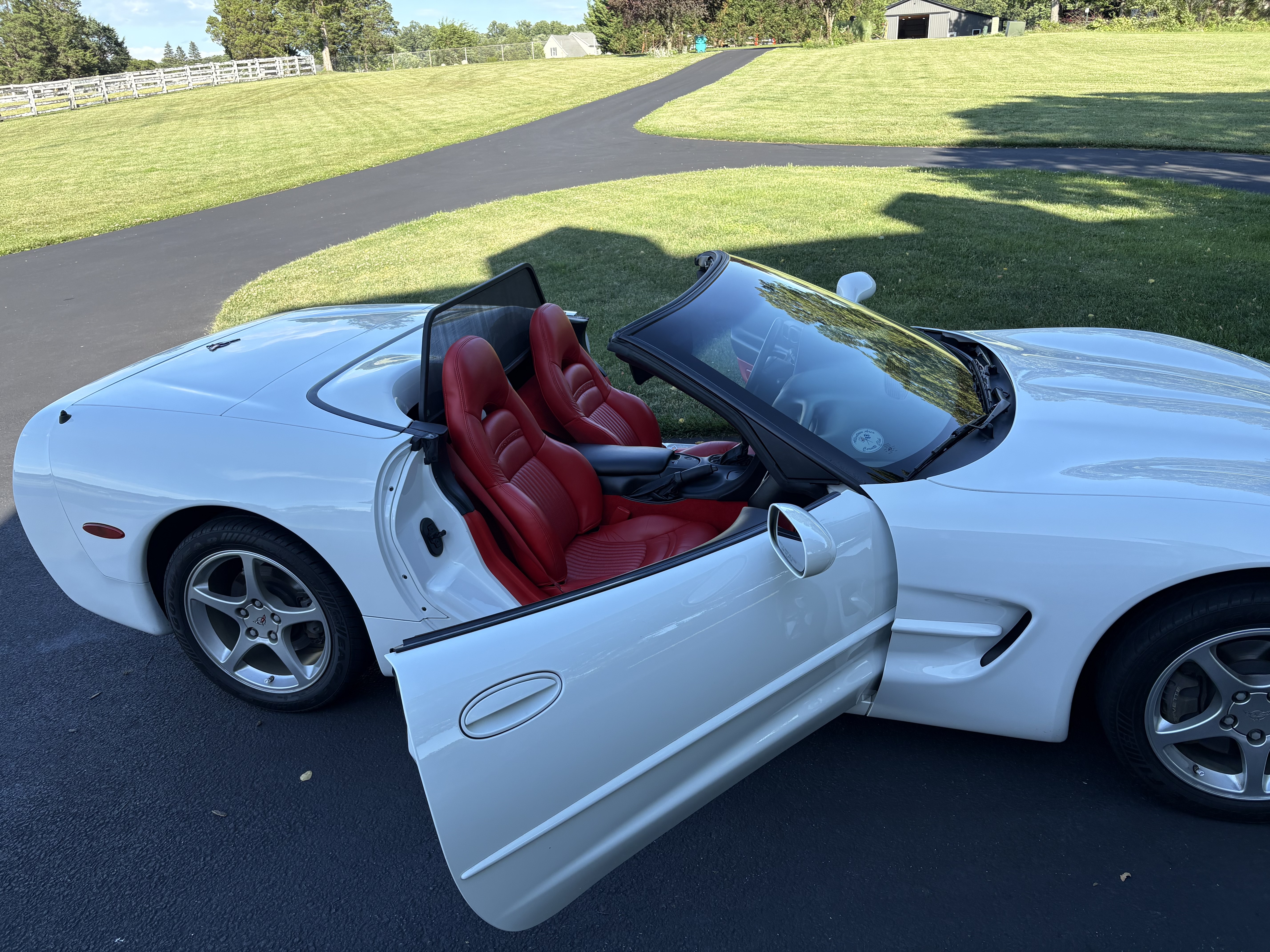 Used 2000 Chevrolet Corvette Convertible w/ Performance Handling Pkg RWD image 1