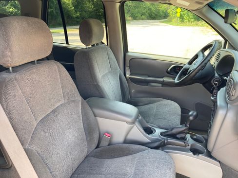 Used 2004 Chevrolet TrailBlazer LS w/ LS Preferred Equipment Group image 14