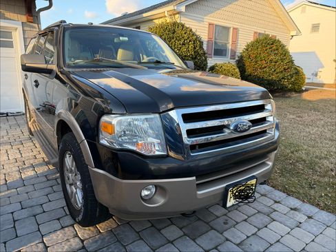 Used 2013 Ford Expedition XLT image 4