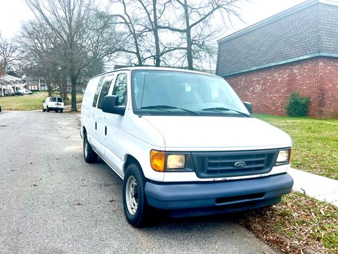 Used 2006 Ford E-150 and Econoline 150 image 2