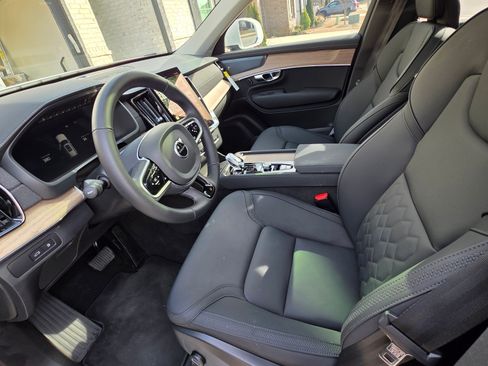 Used 2025 Volvo XC90 T8 Plus w/ Protection Package Premier image 5