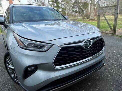 Used 2020 Toyota Highlander Platinum image 2