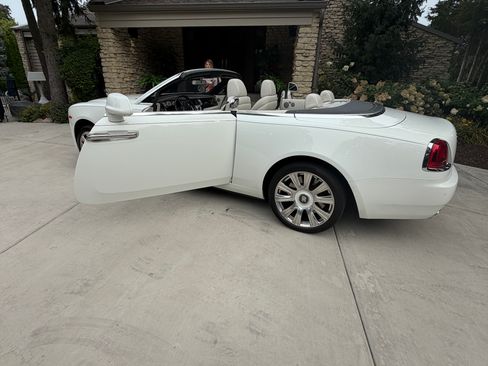 Used 2017 Rolls-Royce Dawn RWD image 2
