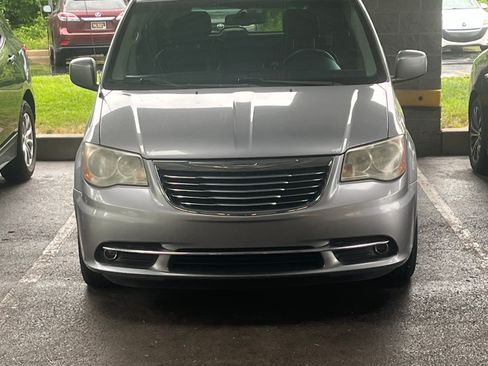 Used 2013 Chrysler Town & Country Touring FWD image 1
