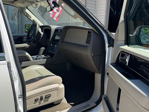 Used 2016 Lincoln Navigator L Select AWD/4WD image 19