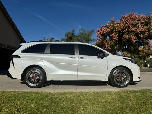Used 2023 Toyota Sienna XSE image 4