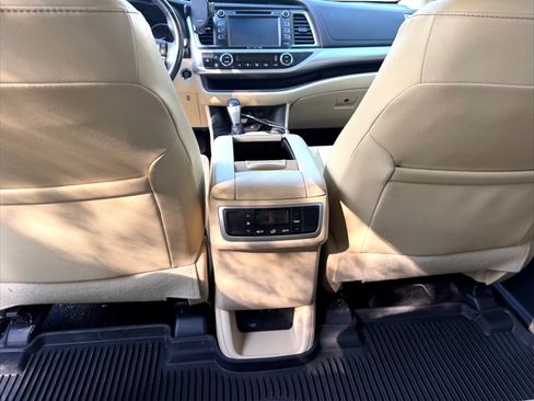 Used 2018 Toyota Highlander XLE AWD/4WD image 9