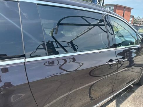 Used 2017 Chrysler Pacifica Touring-L FWD image 8