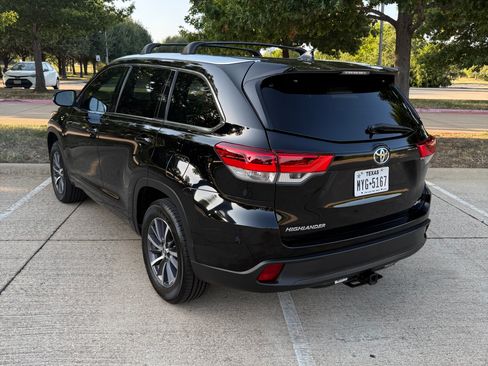 Used 2018 Toyota Highlander XLE FWD image 2