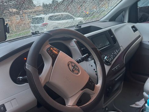 Used 2011 Toyota Sienna XLE image 5