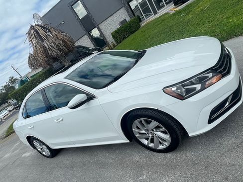 Used 2018 Volkswagen Passat 2.0T SE image 1