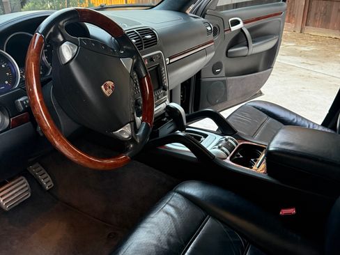 Used 2004 Porsche Cayenne Turbo image 2