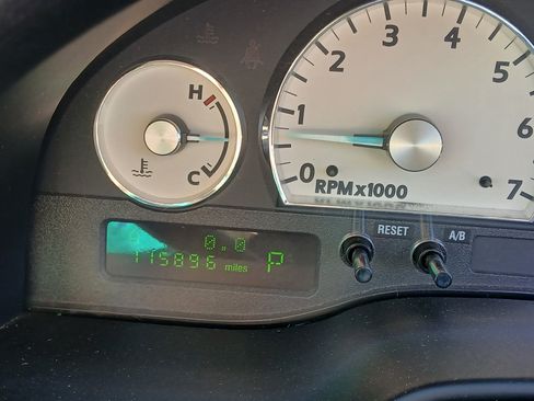 Used 2004 Ford Thunderbird image 26